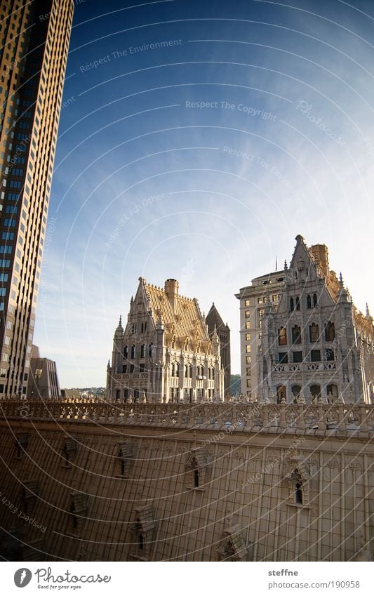 Newswanstone Pittsburgh USA Stadtzentrum Haus Traumhaus Hochhaus Bankgebäude Burg oder Schloss Fassade außergewöhnlich historisch hoch blau gelb gold Farbfoto