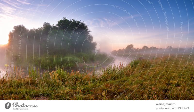 Nebelhafter Sonnenaufgang des Sommers auf dem Fluss. Nebeliger Fluss am Morgen Ferien & Urlaub & Reisen Tourismus Sommerurlaub Natur Landschaft Himmel