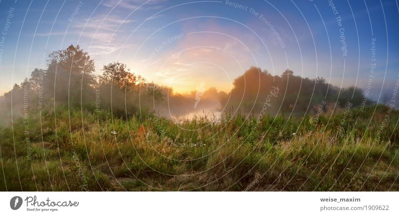 Nebelhafter Sonnenaufgang des Sommers auf dem Fluss. Nebeliger Fluss morgens Ferien & Urlaub & Reisen Tourismus Abenteuer Freiheit Sommerurlaub Himmel