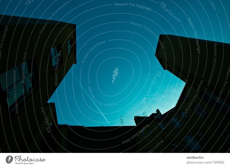 Haus und Himmel Silhouette Hochhaus Skyline Hof Innenhof baulücke Lücke Abend Abenddämmerung Flugzeug chemical trail Kondensstreifen Dämmerung Schönes Wetter