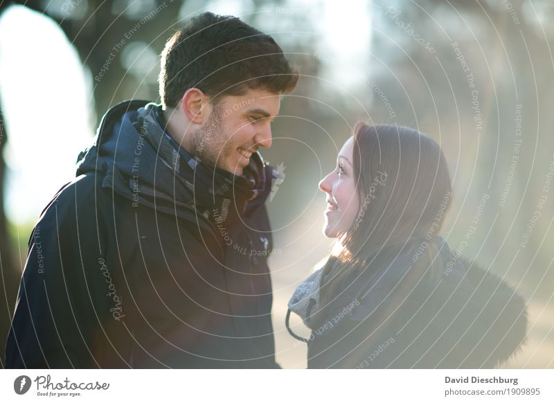 Blickkontakt maskulin feminin Junge Frau Jugendliche Junger Mann Paar Partner 18-30 Jahre Erwachsene Frühling Herbst Winter Schönes Wetter Garten Park Wald