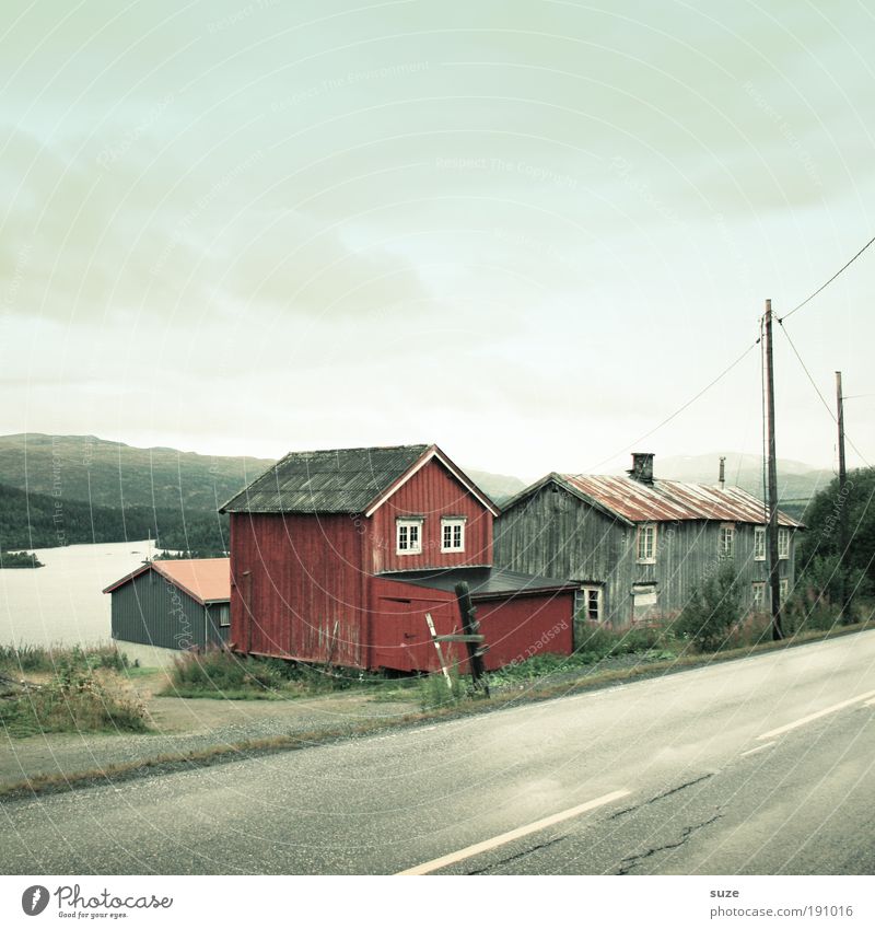 Nachlass Erholung ruhig Haus Umwelt Natur Landschaft Pflanze Wolken Sommer Wiese Berge u. Gebirge Küste Bucht Fjord Dorf Hütte Verkehr Verkehrswege Straße alt