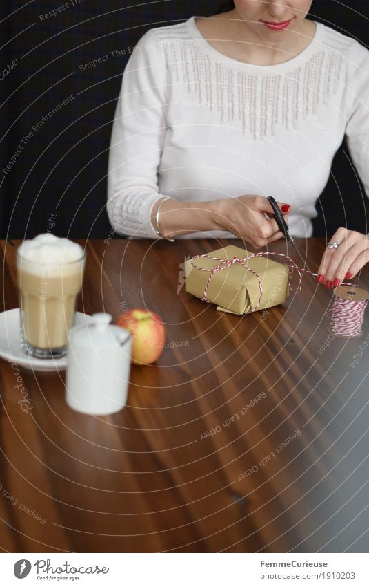 Geschenke einpacken_03 feminin Junge Frau Jugendliche Erwachsene 1 Mensch 18-30 Jahre 30-45 Jahre Vorfreude Geschenkpapier Geschenkband Latte Macchiato Kaffee