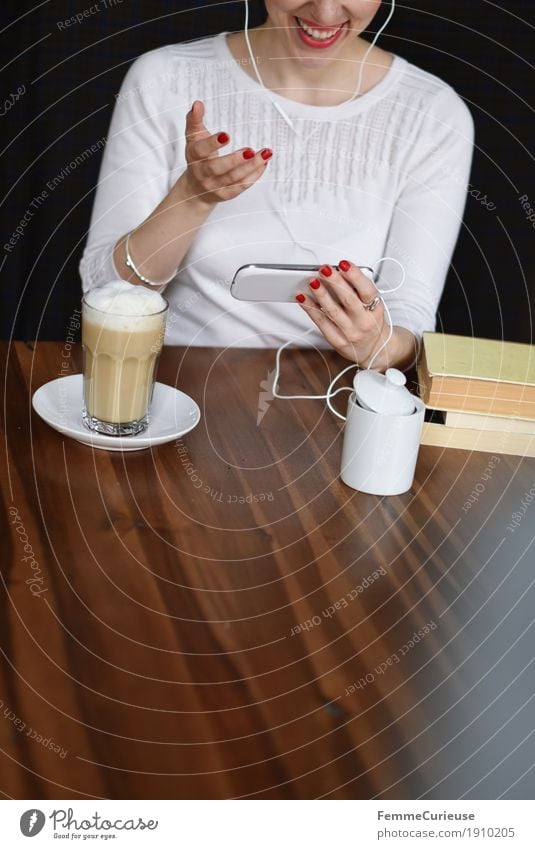 Smartphone_07 feminin Junge Frau Jugendliche Erwachsene 1 Mensch 18-30 Jahre 30-45 Jahre Kommunizieren Skype Telefon Internet Mobilität Latte Macchiato Kaffee