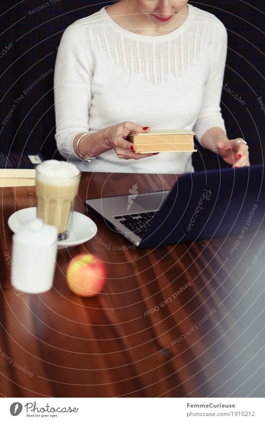 Laptop_03 feminin Junge Frau Jugendliche Erwachsene 1 Mensch 18-30 Jahre 30-45 Jahre lesen Literatur Erfinden lernen Studium Notebook Latte Macchiato Kaffee