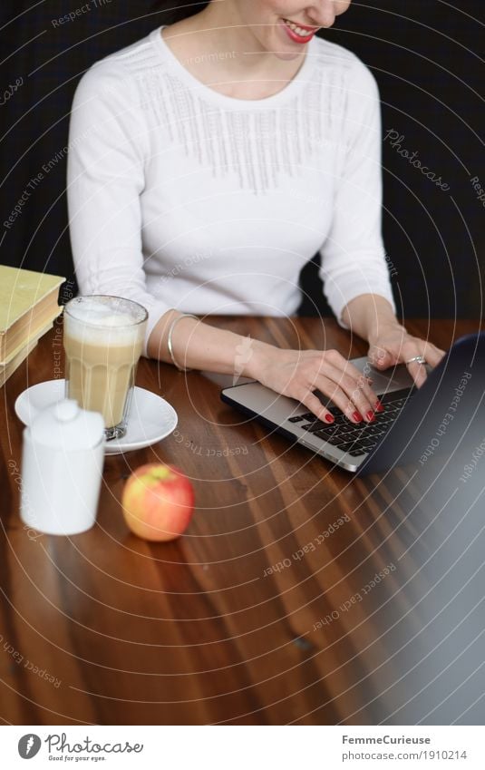 Laptop_01 feminin Junge Frau Jugendliche Erwachsene Mensch 18-30 Jahre 30-45 Jahre Kommunizieren Notebook Business Arbeit & Erwerbstätigkeit home office