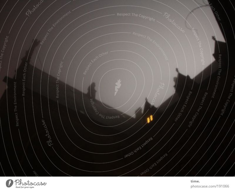 Märchenstunde Nacht dunkel Nebel Licht Burg oder Schloss Zinnen Fenster gelb Dach Kletterpflanzen geheimnisvoll unheimlich Geisterstunde Geister u. Gespenster