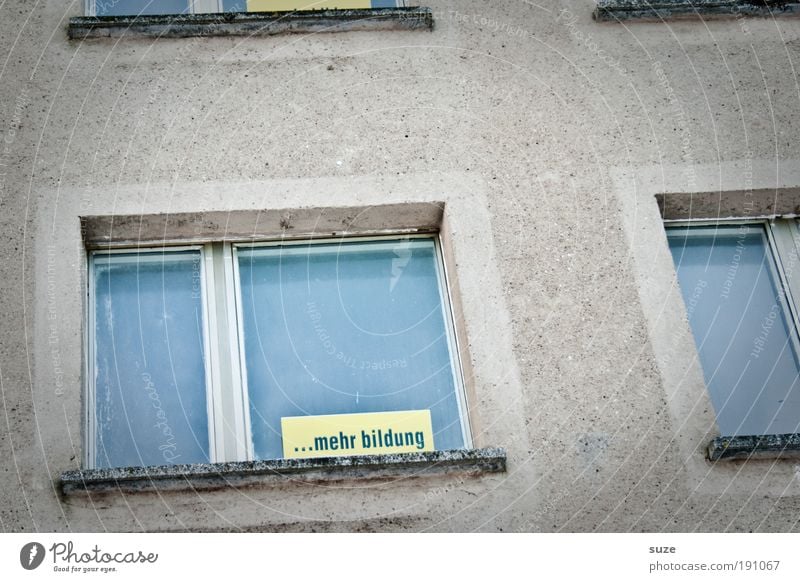 Aussicht Haus Bildung Wissenschaften Schule Schulgebäude Studium Mauer Wand Fassade Fenster Beton Zeichen Schriftzeichen Hinweisschild Warnschild Linie alt