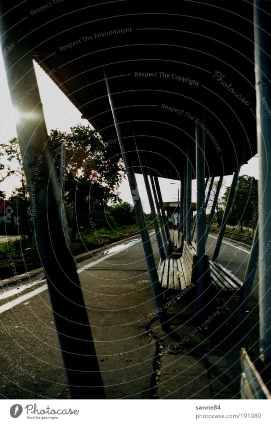 melancholia Ausflug Ferne Sommer Polen Kleinstadt Stadtrand Bahnhof Dach Verkehr Schienenverkehr Bahnfahren Bahnsteig Gleise Beton Metall Rost warten geduldig