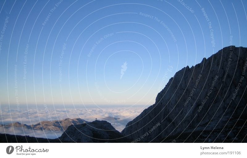 mensch Ferne Freiheit Berge u. Gebirge Mensch 1 Urelemente Luft Wolken Felsen Picos Denken Erholung träumen gigantisch Unendlichkeit blau Stimmung Lebensfreude