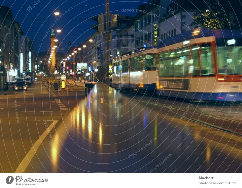 Verpasst Nacht Straßenbahn dunkel Hängelampe fahren Verkehr Licht Ampel Säule Lampe