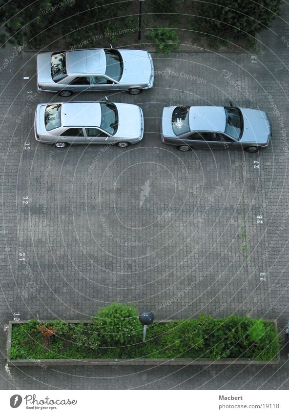 Viel Platz Parkplatz Verkehr PKW Freie Plätze Pflastersteine