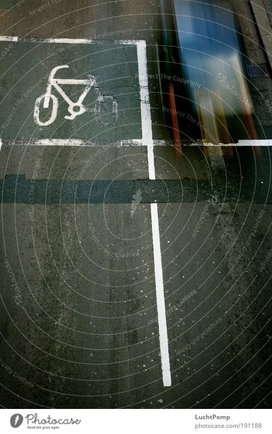 Left Lane PKW Fahrbahn fahren Asphalt Fahrrad Symbole & Metaphern Fahrbahnmarkierung Geschwindigkeit Straße Trennlinie Rücklicht schwarz dunkel dreckig 1