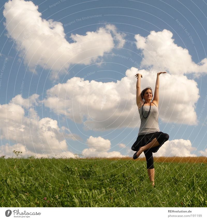 Letzten Sommer wurden zwei Planeten entdeckt Mensch feminin Junge Frau Jugendliche 1 18-30 Jahre Erwachsene Natur Landschaft Himmel Wolken Schönes Wetter Wiese