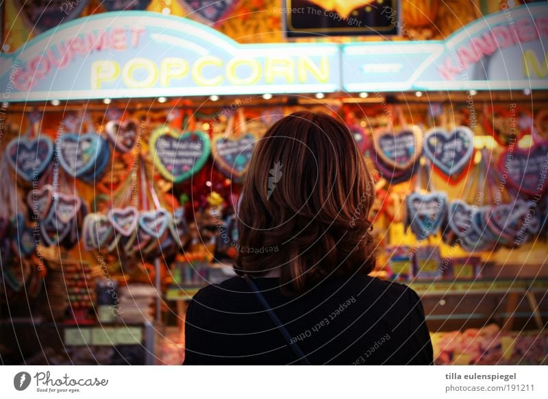 herzensangelegenheiten Teigwaren Backwaren Süßwaren Feste & Feiern Oktoberfest Jahrmarkt Junge Frau Jugendliche Erwachsene 1 Mensch brünett beobachten Denken