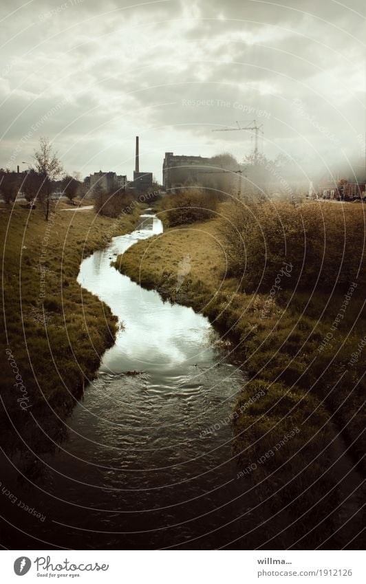 Der Fluss der Zeit Wolken schlechtes Wetter Sträucher Flussufer Bach Chemnitz Industrieanlage Fabrik Bauwerk Schornstein dunkel fließen Kran Umweltschutz