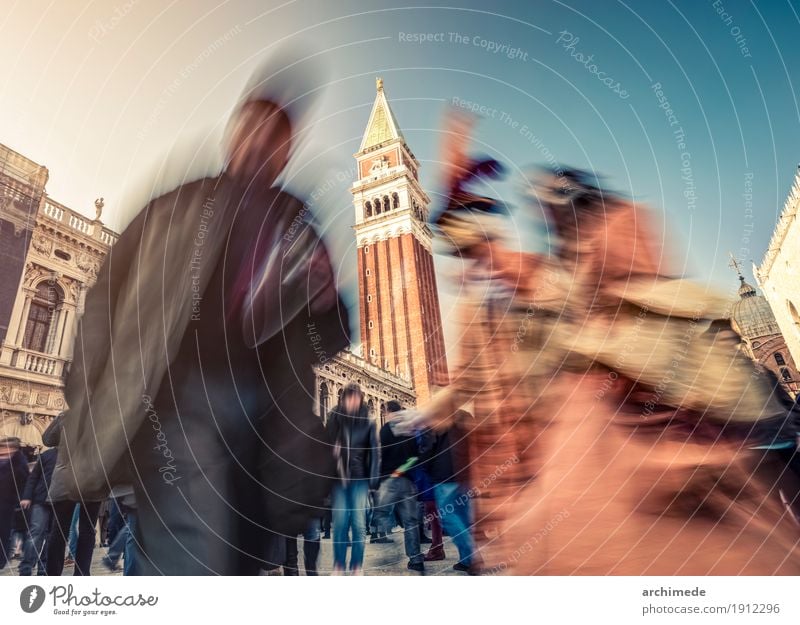 Karneval in Venedig Lifestyle Platz Straße Bewegung Farbe Tradition Mundschutz Tracht Italien Großstadt Menschen unkenntlich horizontal Hintergrund Textfreiraum