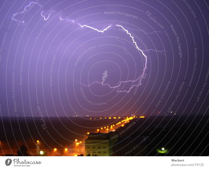Potzblitz Blitze Nacht Stadt Straßenbeleuchtung Wolken Gewitter Regen Himmel