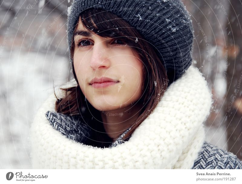 schneekind, Stil feminin Junge Frau Jugendliche Haare & Frisuren Gesicht Mund Lippen 1 Mensch 18-30 Jahre Erwachsene Natur Winter Wind Schneefall Baum Mantel