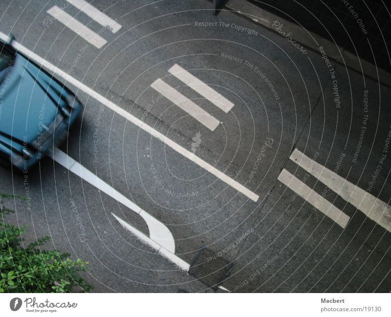 Rechts rum Verkehr Parkhauseinfahrt Straße PKW blau Schilder & Markierungen Pfeil