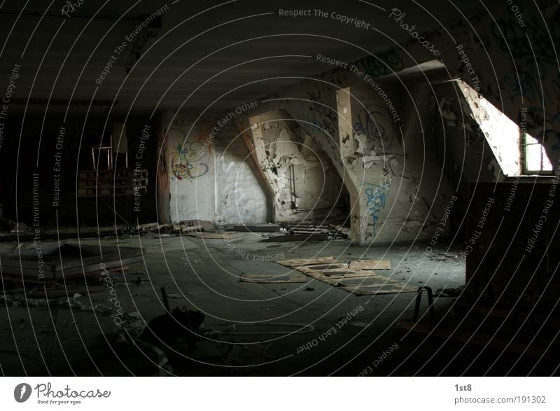 Dach Boden Fund Menschenleer Haus Industrieanlage Fabrik Ruine Mauer Wand Fenster Speicher Dachboden alt dreckig dunkel Sauberkeit Müll Altbau Einsamkeit