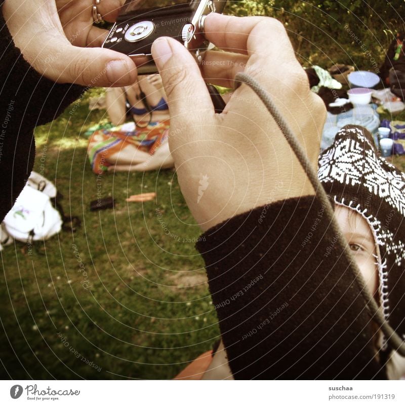 das bild vom kind .. Mensch Kind Kleinkind Frau Erwachsene Kindheit Kopf Arme Hand Finger Menschengruppe 3-8 Jahre Sommer Schönes Wetter Gras Garten Park Wiese