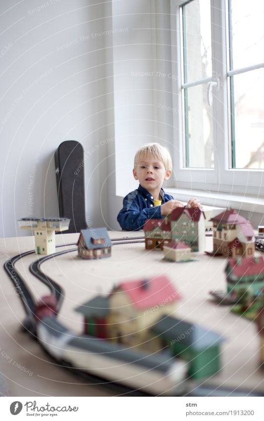 Spiel mit der Modelleisenbahn Kind Kleinkind Junge Kindheit Leben 1 Mensch 1-3 Jahre 3-8 Jahre Dorf Haus Bahnhof Verkehr Verkehrswege Güterverkehr & Logistik