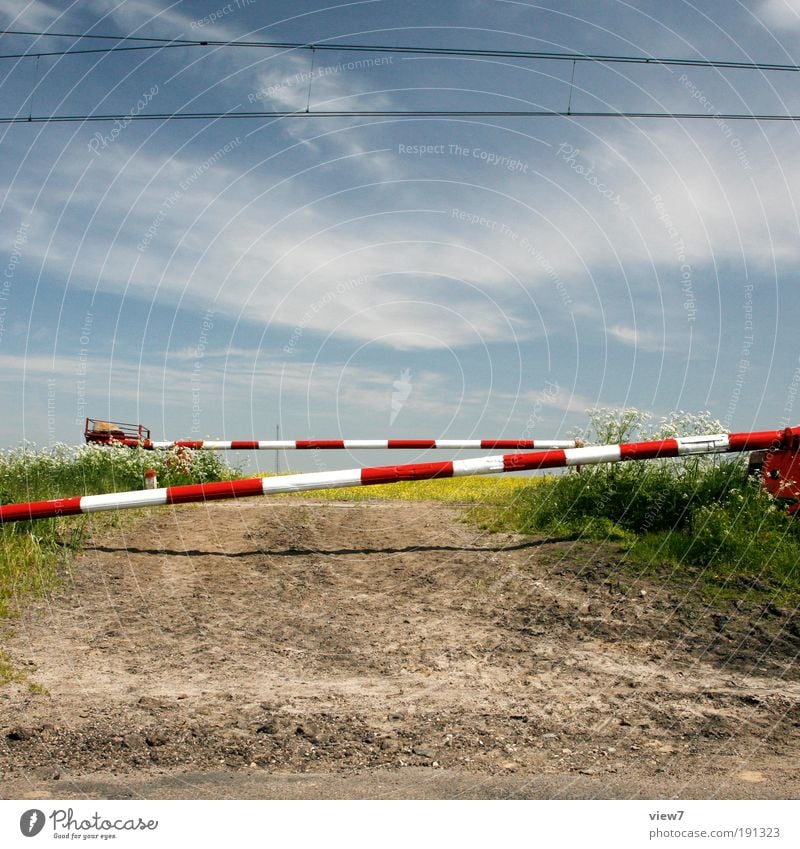 Bahnübergang Natur Pflanze Himmel Wolkenloser Himmel Schönes Wetter Wiese Feld Schienenverkehr Schranke Gleise alt ästhetisch authentisch dünn einfach Billig