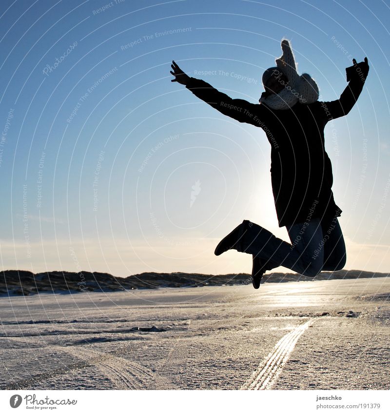 Jump! Freude Leben Ferien & Urlaub & Reisen Winter Winterurlaub Junge Frau Jugendliche Schönes Wetter Eis Frost Schnee Jacke Schal Mütze springen Gesundheit