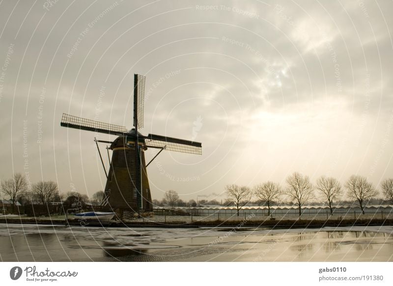 Windmühle Umwelt Natur Landschaft Winter Klima Klimawandel Feld Flussufer Arbeit & Erwerbstätigkeit alt kalt braun grau Windmühlenflügel Himmel Kanal