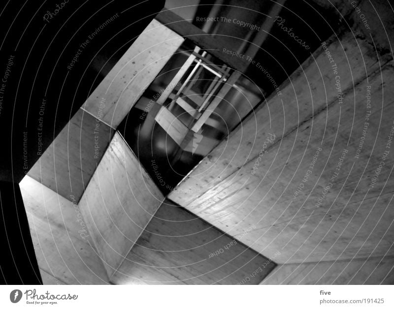 im kellergeschoss Haus Bauwerk Gebäude Architektur Mauer Wand Treppe eckig kalt Beton Betonwand Betonmauer Schwarzweißfoto Innenaufnahme Reflexion & Spiegelung