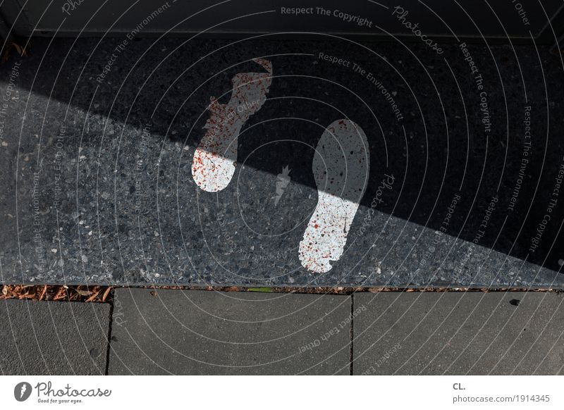 fußgängerzone Eingang Verkehrswege Fußgänger Wege & Pfade Boden Zeichen Fußspur gehen warten Traurigkeit Einsamkeit Zukunftsangst Beginn Ende Fortschritt