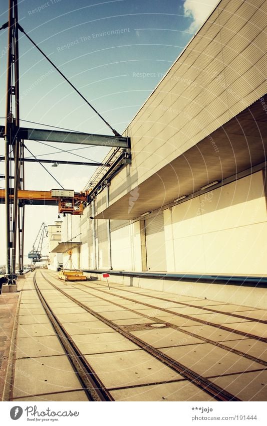 undertow. Hafen modern Mannheim Sog Kran Lagerhalle Lagerhaus Hafenkran Schienenverkehr Gleise Beton betoniert Geometrie Zentralperspektive Perspektive Würfel