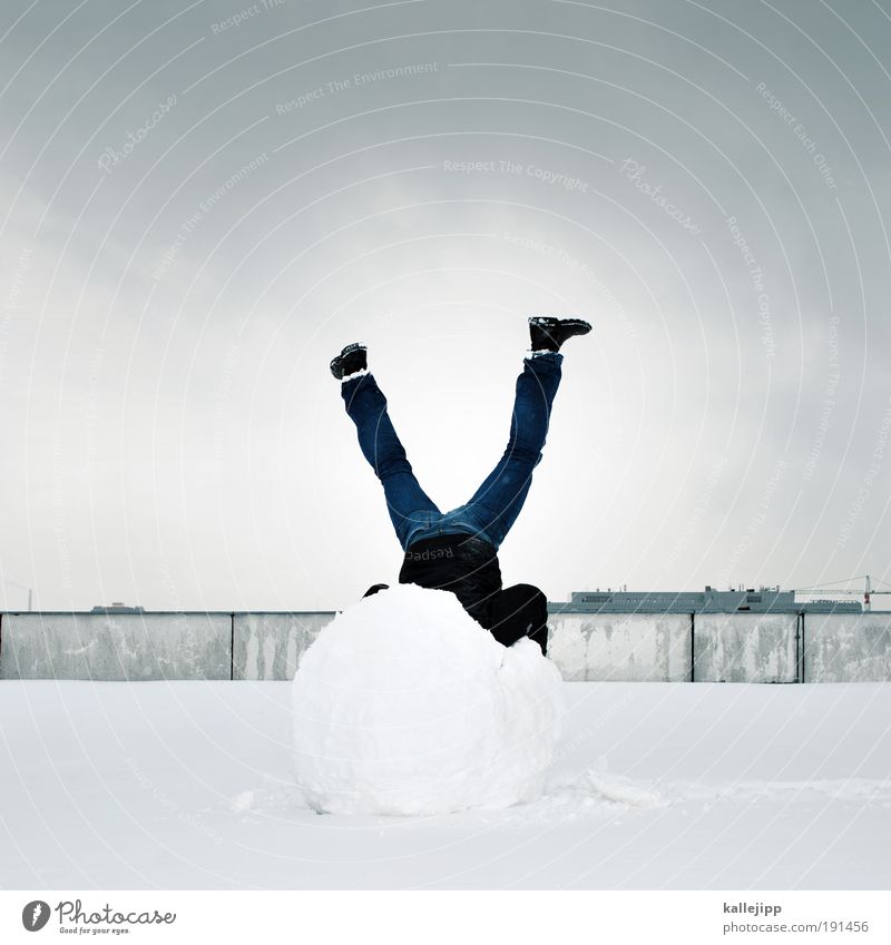 schneemann Winter Schnee Winterurlaub Mensch maskulin Mann Erwachsene Körper Beine 1 Eis Frost Dach Blick schneeblind Gemeiner Schneeball Schneekugel Kopfstand