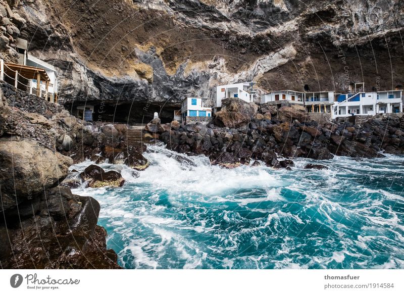 Felsen, Wasser, Häuser Ferien & Urlaub & Reisen Tourismus Abenteuer Ferne Strand Meer Wellen Küste Bucht Fischerdorf Gebäude Hütte Romantik gefährlich