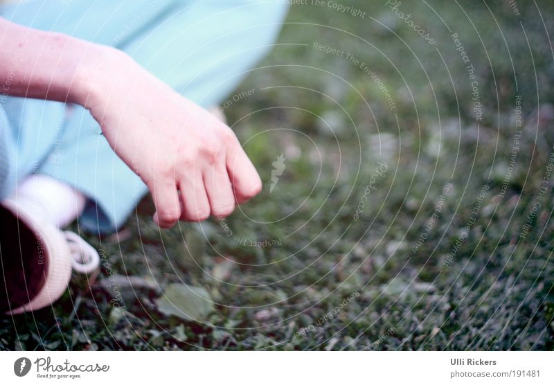 . Stil Rauschmittel Wohlgefühl Zufriedenheit Erholung ruhig maskulin Haut Arme Hand Fuß 18-30 Jahre Jugendliche Erwachsene Natur Sommer Schönes Wetter Gras Hose