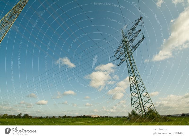 Hochspannung Elektrizität Strommast Hochspannungsleitung Kabel Stahlkabel Leitung Energiewirtschaft Verteiler Umweltverschmutzung Heimat Himmel Hügel Landschaft