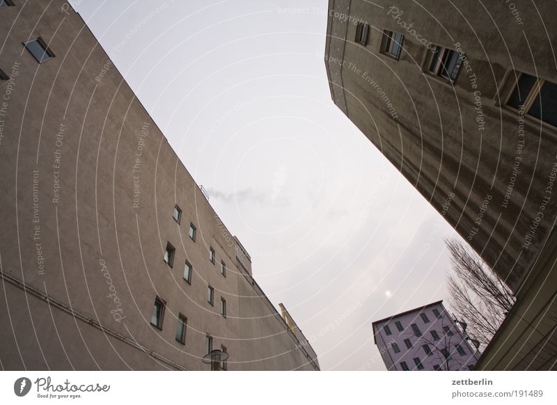 Etwas Sonne auf 5 Uhr Haus Schlucht häuserschlucht Stadthaus Plattenbau Winter Himmel bleich Farblosigkeit Traurigkeit trüb Abend Abenddämmerung Schöneberg