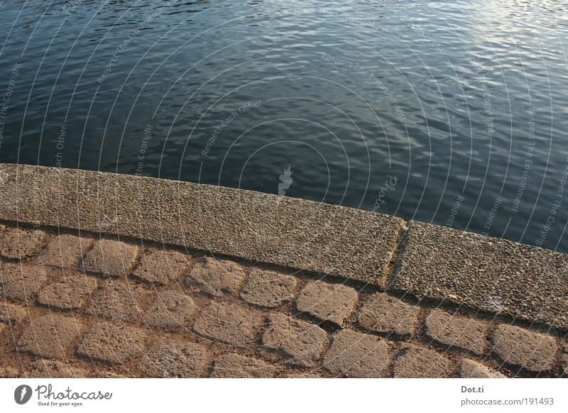 Stadtparklagune Wasser Seeufer Teich Umwelt Kopfsteinpflaster Wasseroberfläche Gewässer Am Rand Bogen unspektakulär leer Flussufer Farbfoto Gedeckte Farben