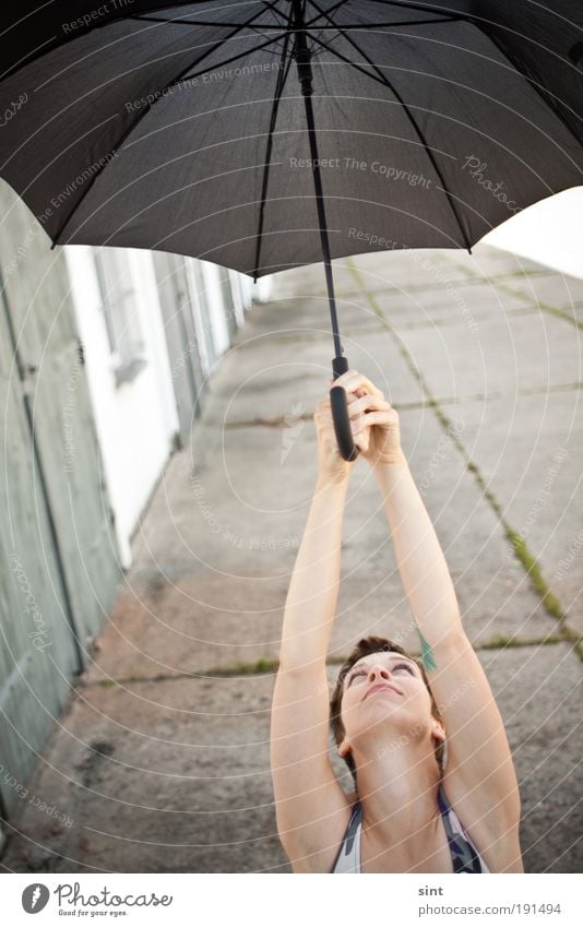 abgeschirmt Freude feminin Junge Frau Jugendliche Kopf Haare & Frisuren 1 Mensch Wetter Wind Sturm kurzhaarig Sonnenschirm gebrauchen festhalten fliegen Blick