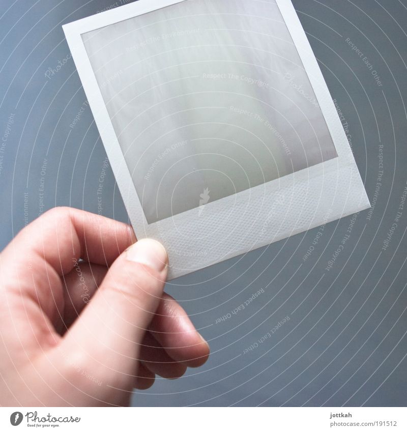 warten Fotokamera Hand Finger alt trendy blau Vorfreude Begeisterung geduldig authentisch Neugier Überraschung Nervosität Geschwindigkeit Leidenschaft Polaroid