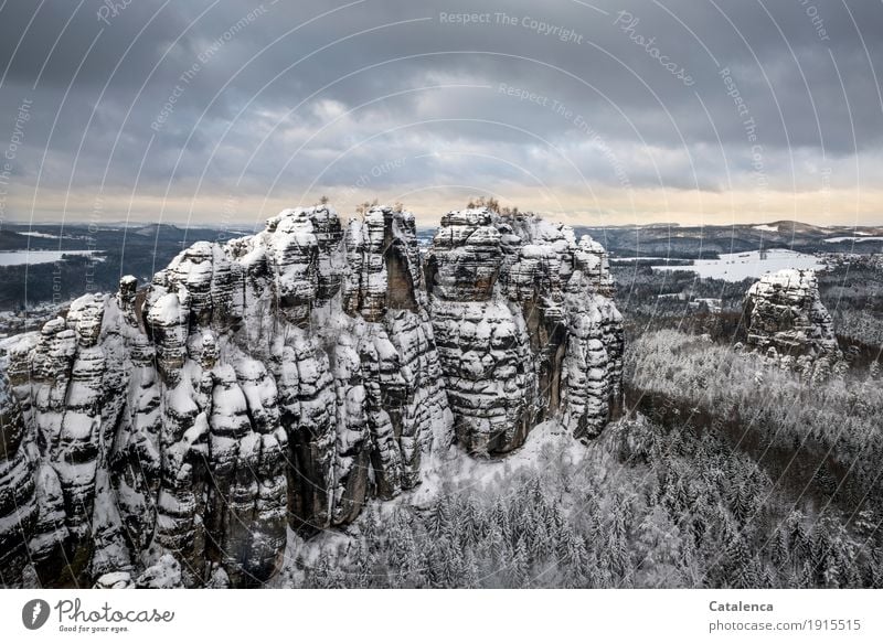 Schlammsteine  im Schnee Winterurlaub wandern Natur Landschaft Gewitterwolken schlechtes Wetter Eis Frost Tanne Fichtenwald Wald Felsen Berge u. Gebirge frieren