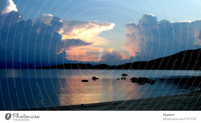 Regenzeit Landschaft Urelemente Luft Wasser Himmel Wolken Gewitterwolken Sonnenlicht Sommer Wetter Unwetter Küste Strand Bucht Meer Thailand Asien Menschenleer