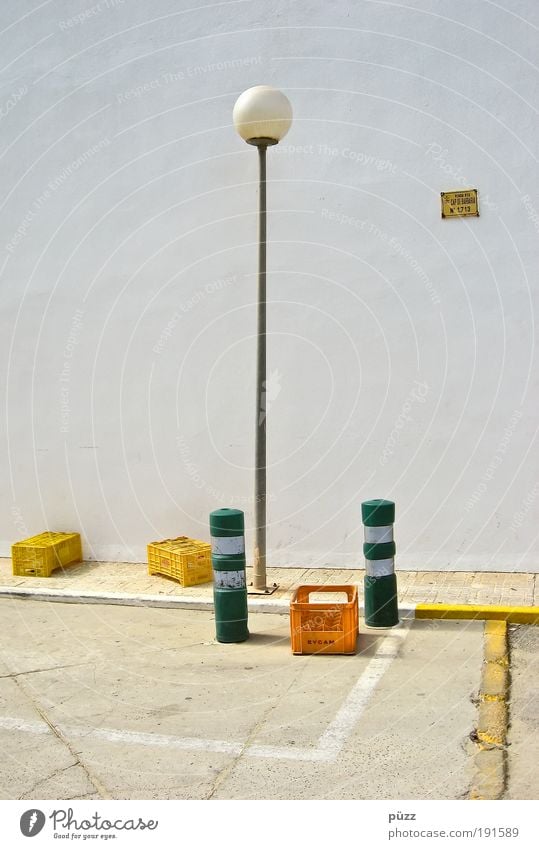 Straßenensemble Menschenleer Mauer Wand Fassade Verkehrszeichen Verkehrsschild Stein Kunststoff Schilder & Markierungen Hinweisschild Warnschild trist Stadt