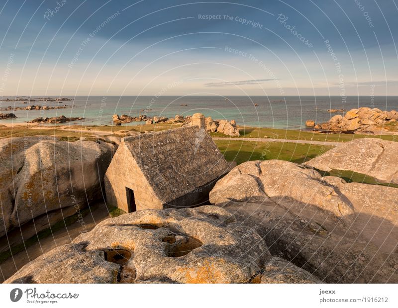 Steine im Vorgarten Ferien & Urlaub & Reisen Landschaft Himmel Horizont Schönes Wetter Felsen Haus Sehenswürdigkeit alt Armut außergewöhnlich einfach gigantisch