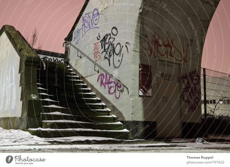 Treppe Himmel Wolkenloser Himmel Nachthimmel Winter Schnee Europa Stadtrand Menschenleer Brücke Bauwerk Fassade Stein Beton Graffiti kalt rosa Farbfoto