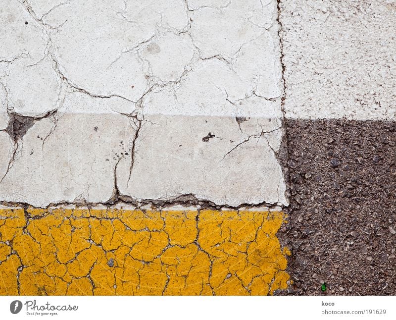 Straßenbild Gemälde Verkehrszeichen Verkehrsschild Stein Beton Linie Streifen gehen ästhetisch eckig unten gelb grau weiß Symmetrie Wege & Pfade Farbfoto