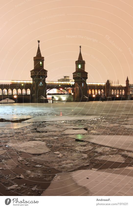 arktisches Berlin Winter Eis Frost Fluss Stadt Brücke Sehenswürdigkeit Denkmal kalt Oberbaumbrücke Spree Eisscholle Architektur Winterlicht Himmel U-Bahn S-Bahn