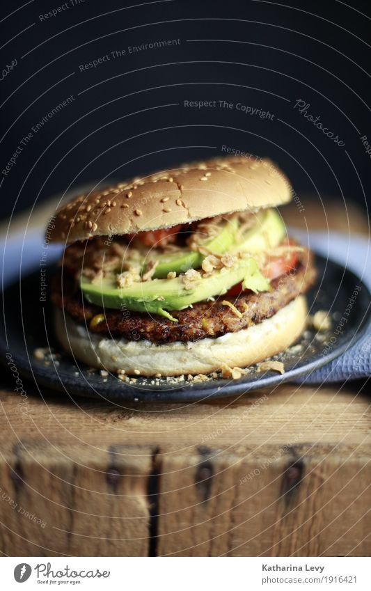 Burger Lebensmittel Gemüse Avocado Röstzwiebeln Tomate Brötchen Ernährung Mittagessen Abendessen Vegetarische Ernährung Fastfood Übergewicht Holz lecker rund