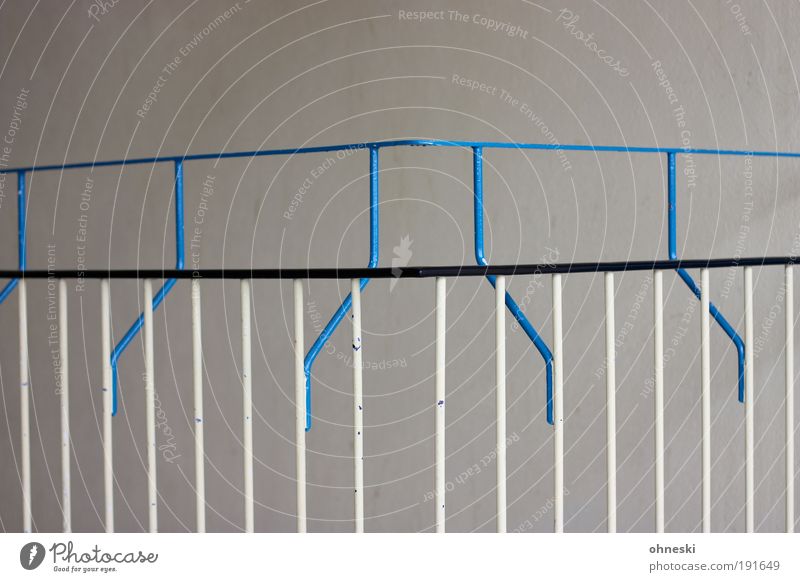 Geländer Treppe Treppenhaus Treppengeländer Strebe Metall blau Farbfoto Innenaufnahme abstrakt Muster Strukturen & Formen Textfreiraum oben Zentralperspektive